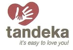 Tandeka-Logo mit rotem Herz und zwei Händen; darunter der Schriftzug „tandeka“ und der Slogan „it’s easy to love you! Tandeka-Logo mit rotem Herz und zwei Händen; darunter der Schriftzug „tandeka“ und der Slogan „it’s easy to love you!
