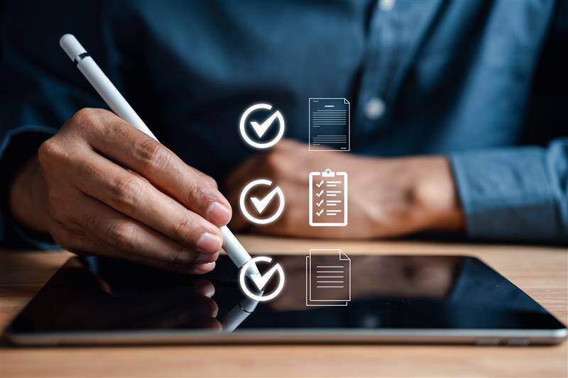 Person bearbeitet digitale Checklisten auf einem Tablet. Know-how zur Digitalisierung von Workflows aus unseren Experten-Videos und Aufzeichnungen.